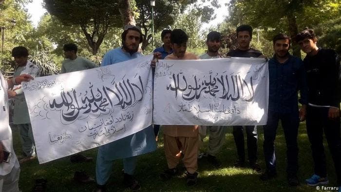 رفع علم طالبان في حديقة الشعب في طهران