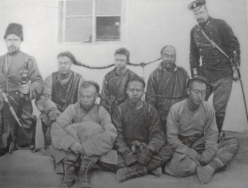 صورة لعدد من الهونغهوزي عقب اعتقالهم من قبل الروس