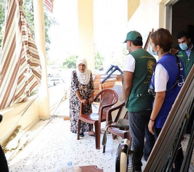 KSrelief volunteers hand out aid packages to Lebanese people in need. (SPA)