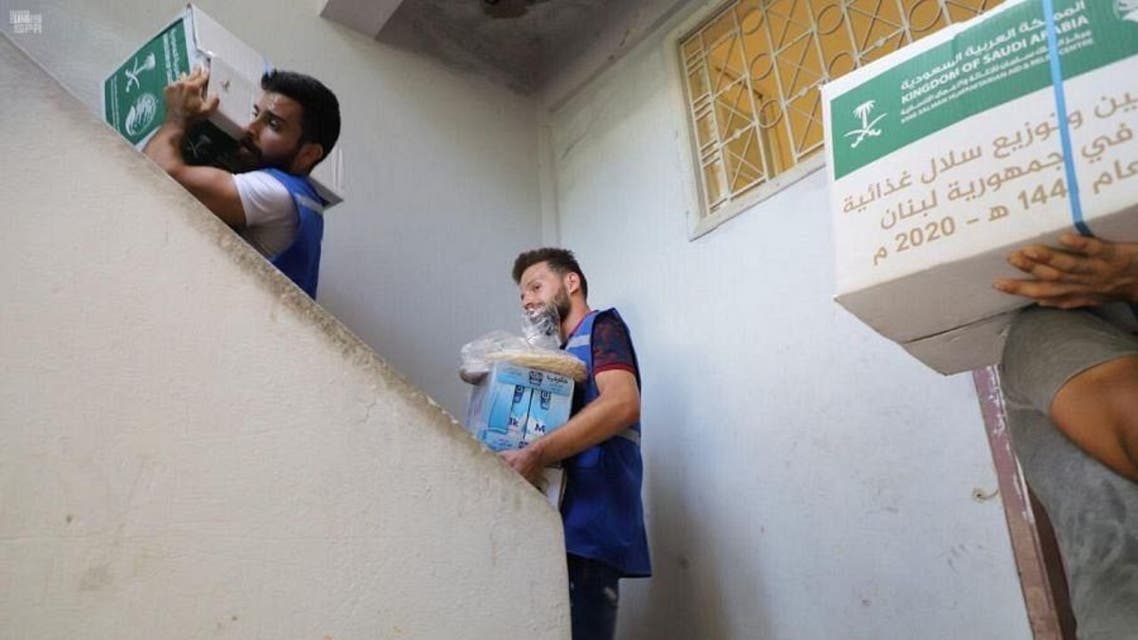 KSrelief volunteers hand out aid packages to Lebanese people in need. (SPA)