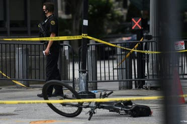 الأمن السري الأميركي قرب دراجة ملقاة على الأرض قرب سور البيت الأبيض