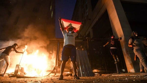 لبنانيون يطالبون برحيل عون وبري.. وسقوط 42 جريحاً