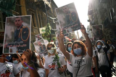رفع صور ضحايا سقطوا في انفجار مرفأ بيروت (أرشيفة - رويترز)