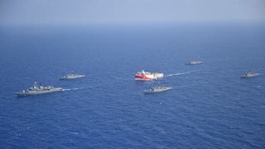 سفينة  عروج ريس التركية ترافقها سفن تابعة للبحرية التركية أثناء إبحارها في البحر الأبيض المتوسط يوم 10 أغسطس