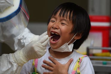 طفل في فيتنام يخضع لفحص كورونا
