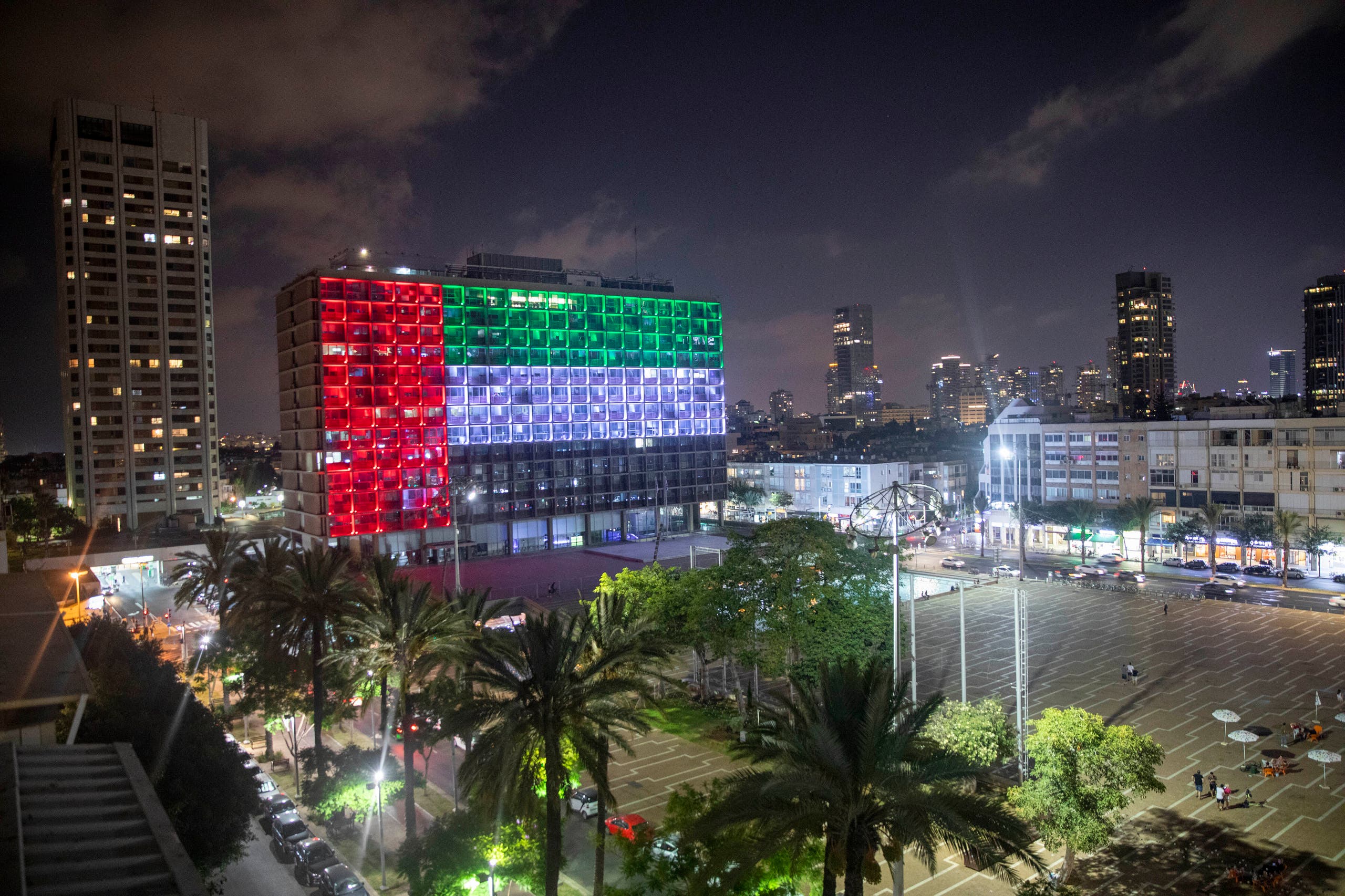 El Ayuntamiento de Tel Aviv se ilumina con las banderas de los Emiratos Árabes Unidos e Israel cuando los países anunciaron que establecerían relaciones diplomáticas plenas, en Tel Aviv, Israel, el jueves 13 de agosto de 2020 (AP).