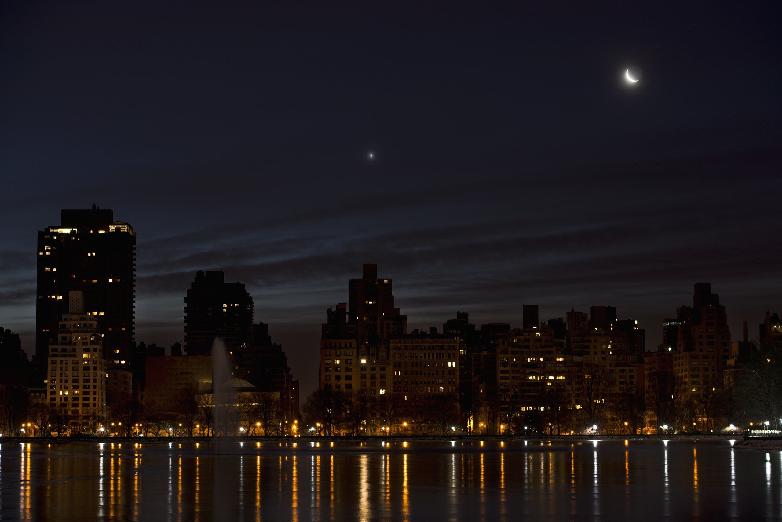 الزهرة والقمر في سماء نيويورك في يناير 2014 (أرشيفية)