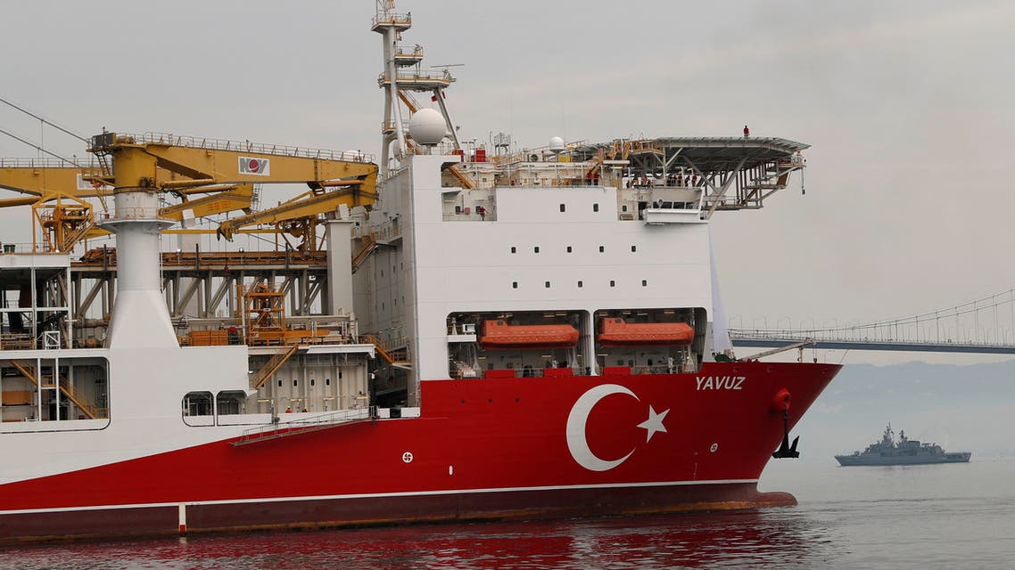 سفينة الحفر التركية يافوز تبحر في خليج إزميت في طريقها إلى البحر الأبيض المتوسط قبالة ميناء ديلوفاسي يوم 20 يونيو