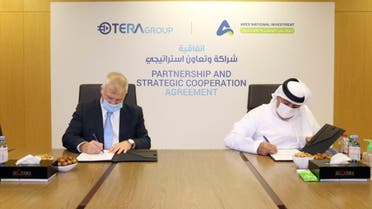 Khalifa Yousef Khouri, Chairman of APEX National Investment, and Oren Sadiv, Chairman & CEO of TeraGroup signing the agreement at the headquarters of Al Qudra Holding in the Emirate of Abu Dhabi. (Courtesy/WAM)