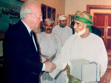 Sultan Qaboos of Oman (R) exchanges presents with Israeli Prime Minister Yitzhak Rabin in Muscat, Oman. (AFP)