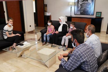 زوجة الأسد أثناء لقائها عائلة القتيلة سيدرا