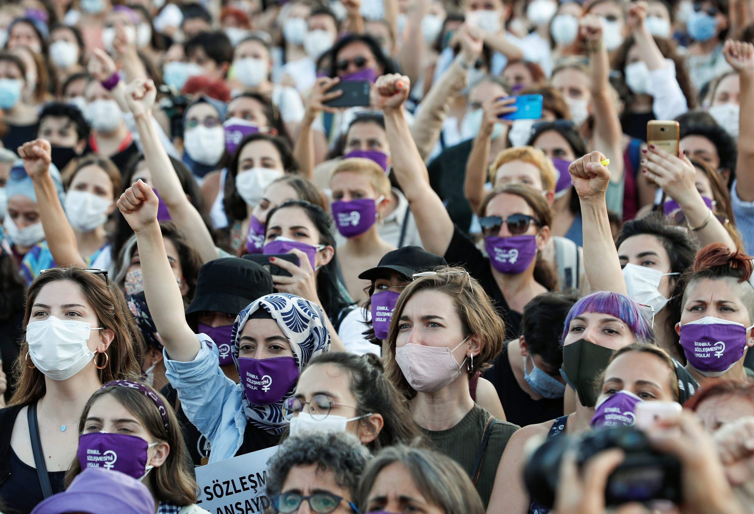 Women shout slogans during a protest against femicide and domestic violence, in Istanbul, Turkey August 5, 2020. (File photo: Reuters)