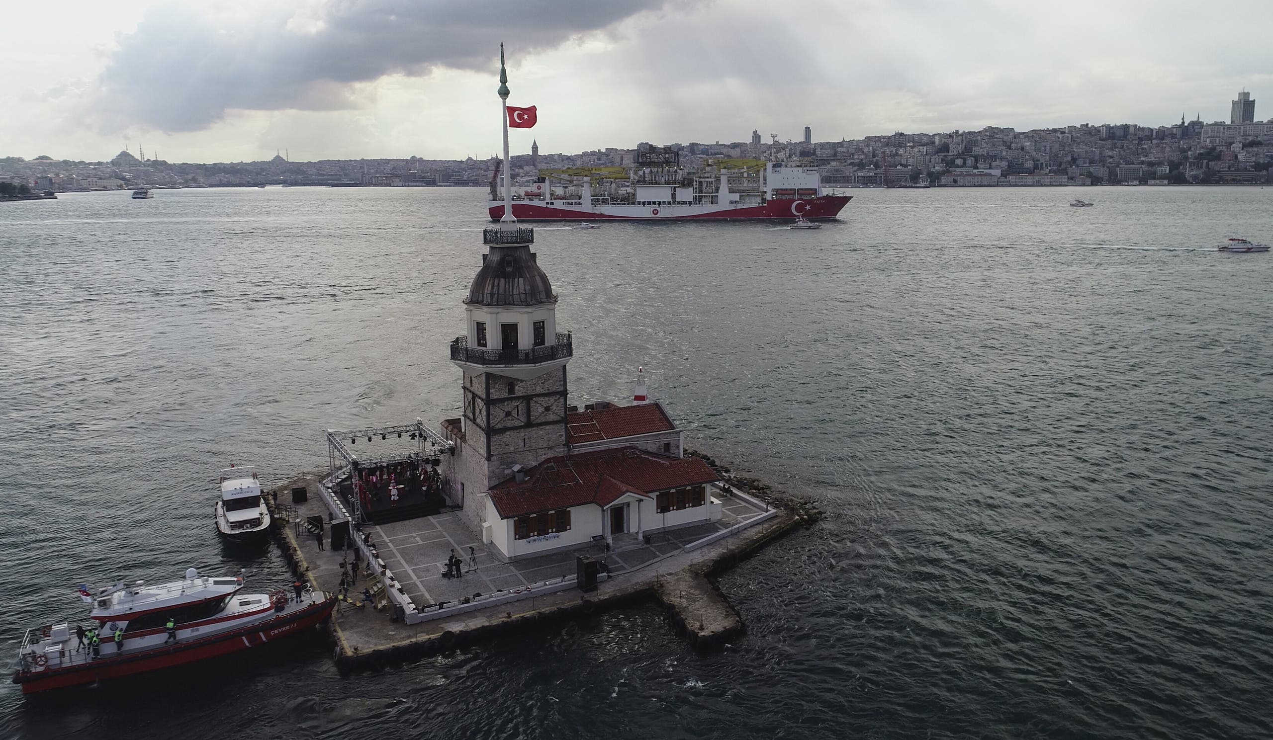  سفينة الحفر "فاتح" تعبر مضيق البوسفور في مايو الماضي متوجهةً إلى البحر الأسود