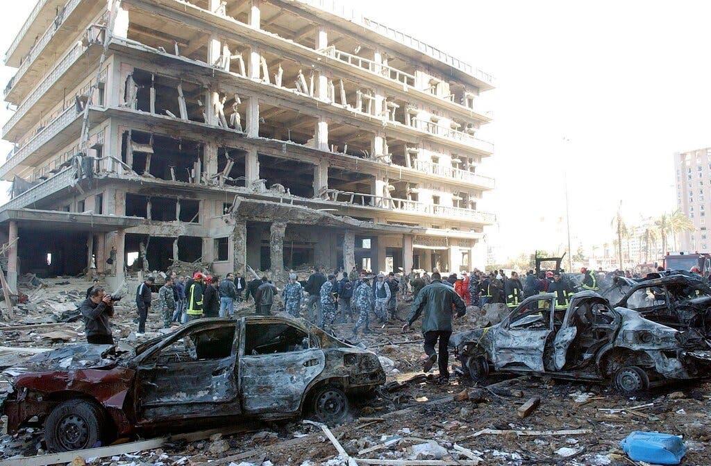 من موقع التفجير الذي أدى لاغتيال الحريري عام 2005