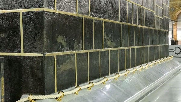 إسدال ثوب الكعبة المشرفة وتثبيته بحلقات مذهبة