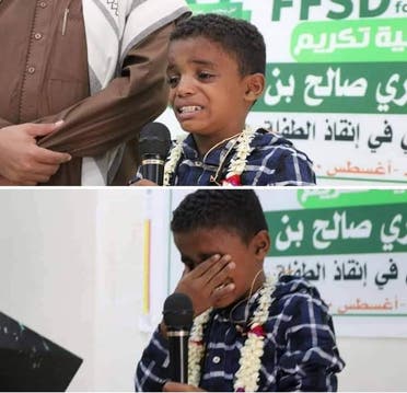 شقيق طفلة الماء يبكي