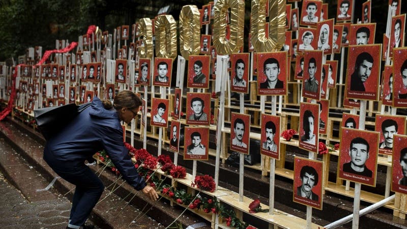 معرض لصور بعض  المعارضين الإيرانيين الذين أعدموا في 1988