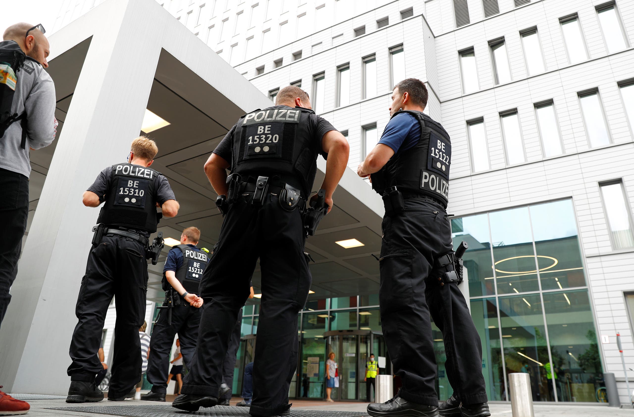 الشرطة اللمانية أمام المستشفى حيث يالج نافالني