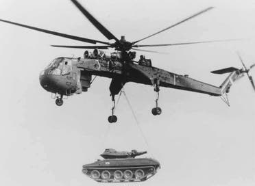 مروحية أميركية أثناء انزالها لإحدى الدبابات بحرب فيتنام