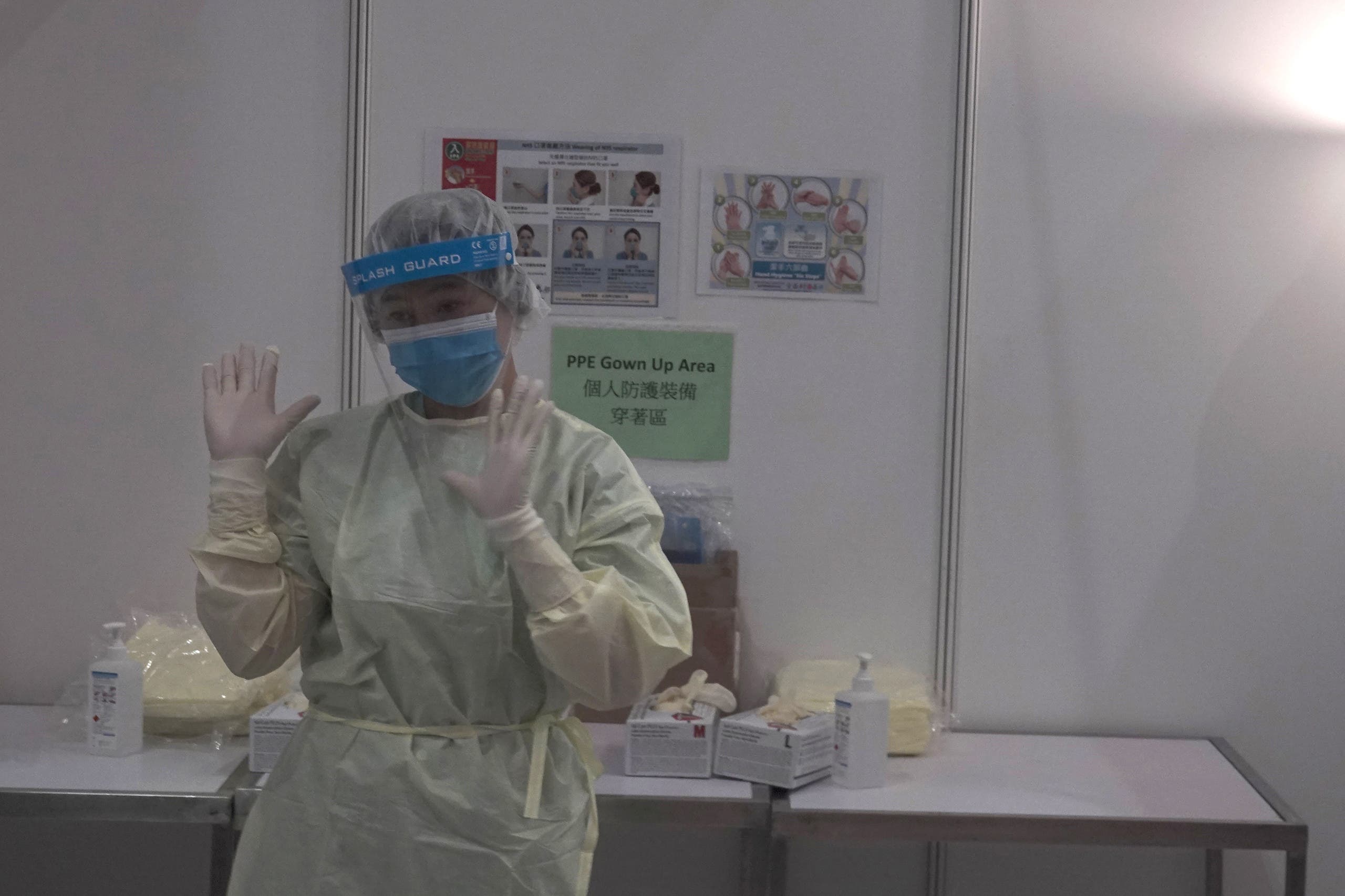 ممرضة في مستشفى ميداني لعلاج المصابين بكورونا في هونغ كونغ