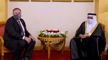 وزير الخارجية الأمريكي مايك بومبيو (إلى اليسار) خلال اجتماع مع نظيره البحريني عبد اللطيف الزياني في المنامة يوم الثلاثاء