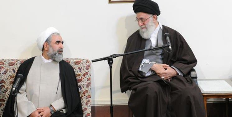 روح الله حسينيان بجانب المرشد الأعلى الإيراني علي خامنئي