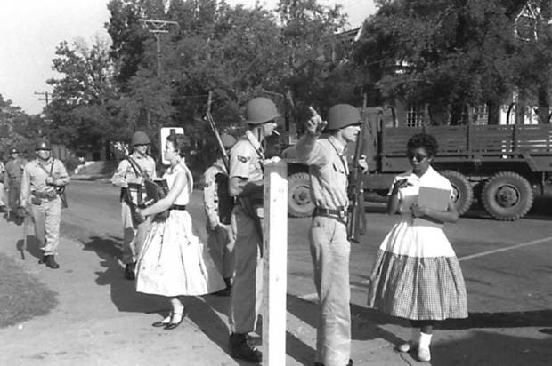 صورة لإحدى الطالبات السود وسط حماية من الجيش الأميركي