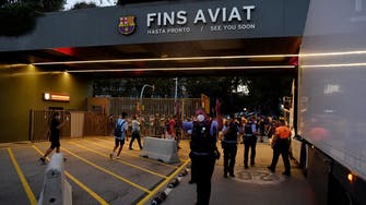 بالصور.. اقتحام مكاتب نادي برشلونة بسبب انتقال ميسي