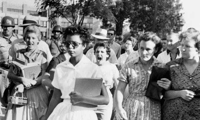صورة لإحدى الطالبات السود أثناء ملاحقتها من قبل البيض الغاضبين