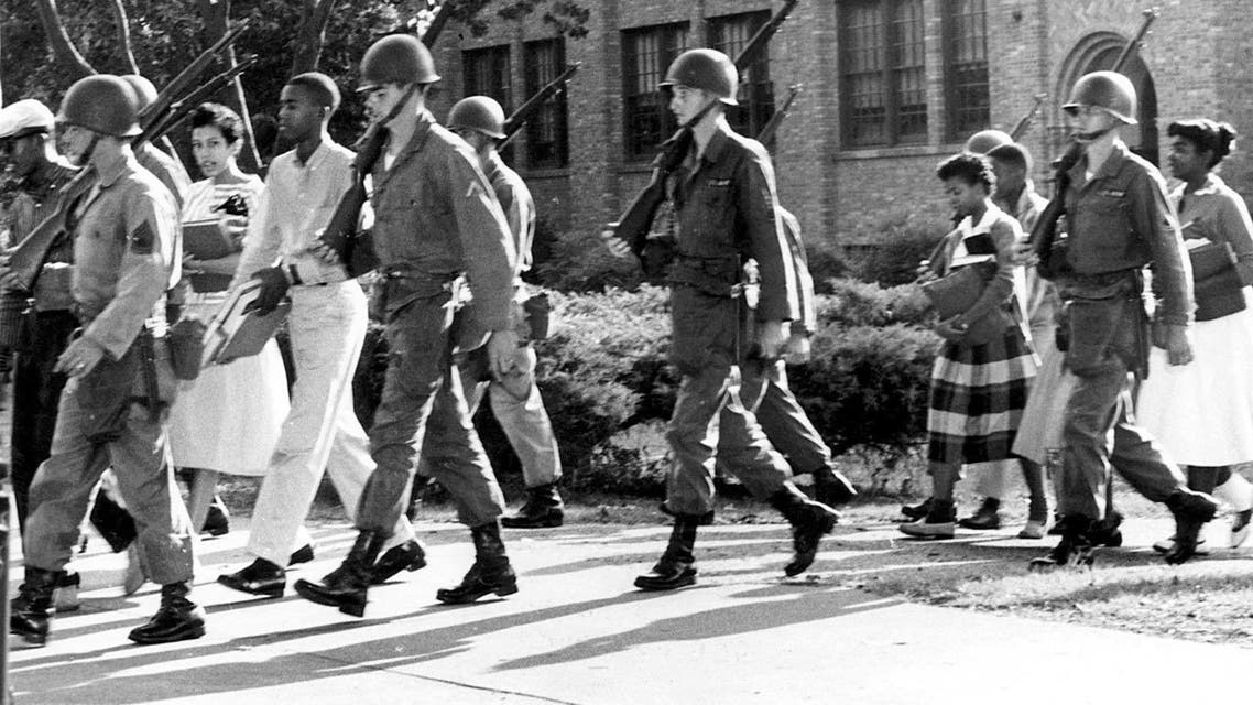 جانب من القوات الأميركية أثناء حمايتهم للطلاب السود