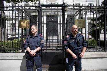 الشرطة أمام مدخل سفارة روسيا في فيينا (أرشيفية)