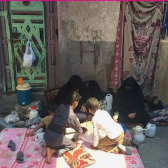 صور.. عائلة يمنية تعيش أمام منزلها بعد استيلاء الحوثيين عليه