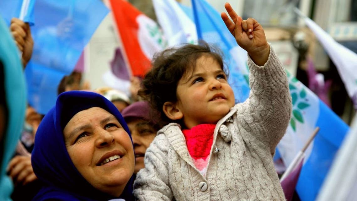 امرأة عربية في مسيرة لحزب الشعوب الديمقراطي