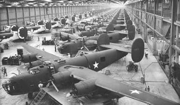 صورة لأحد مصانع الطائرات الأميركية بالحرب العالمية الثانية