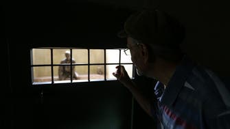 شاهد شرطة إيران تعذب متهمين في الشوارع