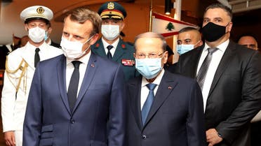 Lebanese President Michel Aoun (C-R) and French President Emmanuel Macron (C-L), during a welcome ceremony at Beirut International airport, August 31, 2020. (AFP/Dalati and Nohra)