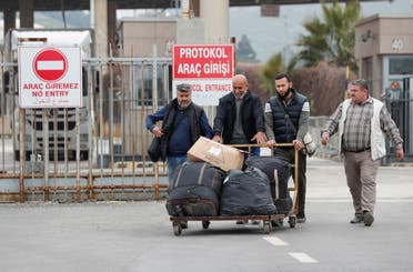 Syrians cross into Turkey through the Cilvegozu border gate, located opposite the Syrian commercial crossing point Bab al-Hawa, in Reyhanli, Hatay province, Turkey, February 28, 2020. (Reuters)