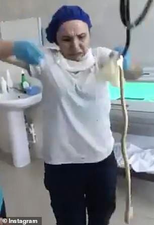 الممرضة لحظة إخراج الثعبان من فم المريضة