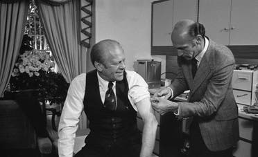 صورة للرئيس الأميركي جيرالد فورد أثناء تلقيه لجرعة من اللقاح
