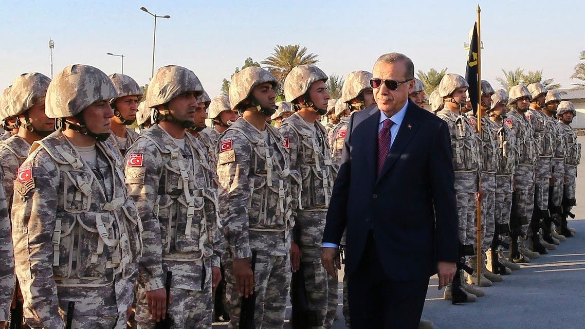 Turkey's President Recep Tayyip Erdogan, right, visits Turkish Armed Forces's soldiers, during his visit at the Qatari-Turkish Armed Forces Land Command Base in Doha, Qatar. (File photo: AP)