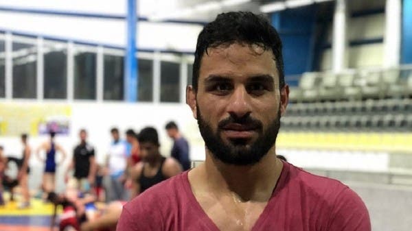 أم المصارع الإيراني مفجوعة: قتلوا بريئاً!