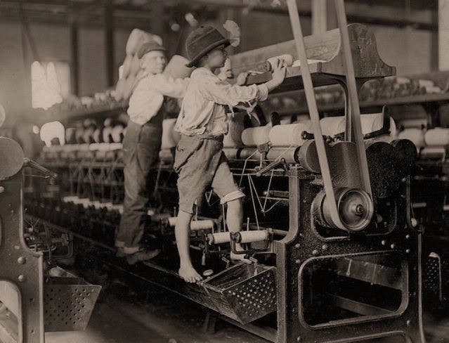 صورة لأطفال عملوا بمصانع النسيج بأميركا