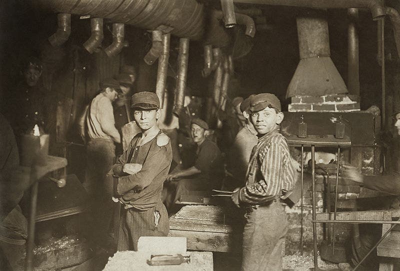 صورة لأطفال بمصنع البلور