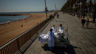 اسپین میں کرونا کے مریضوں کا دھوپ کے ذریعے علاج کا عجیب وغریب طریقہ