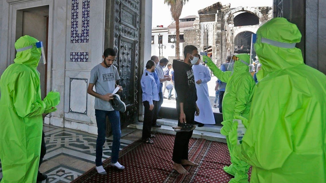 Syrian medics check the temperature of Muslim worshippers before entering the Umayyad Mosque in Damascus. (File photo: AFP)