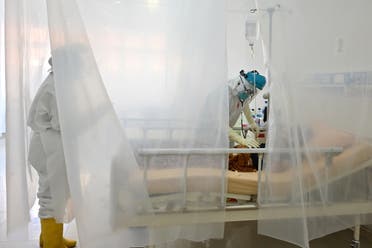 علاج مصاب بكورونا في مستشفى باندونيسيا