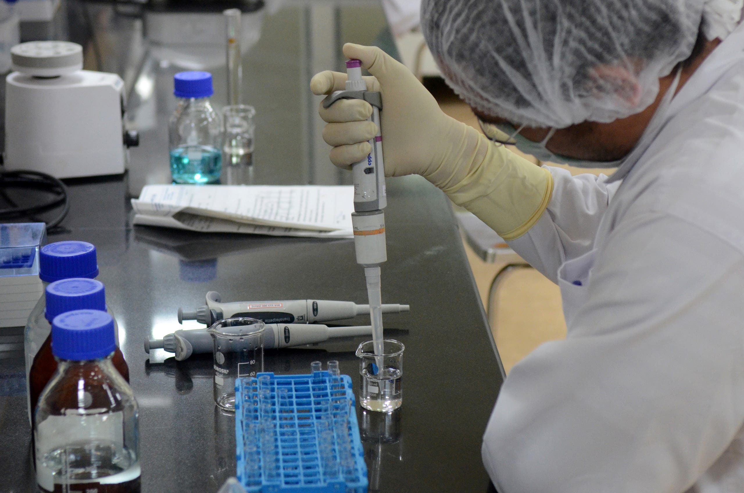 A research scientist works inside a laboratory of India's Serum Institute, the world's largest maker of vaccines, which is working on vaccines against the coronavirus disease (COVID-19) in Pune, India, May 18, 2020. (Reuters)