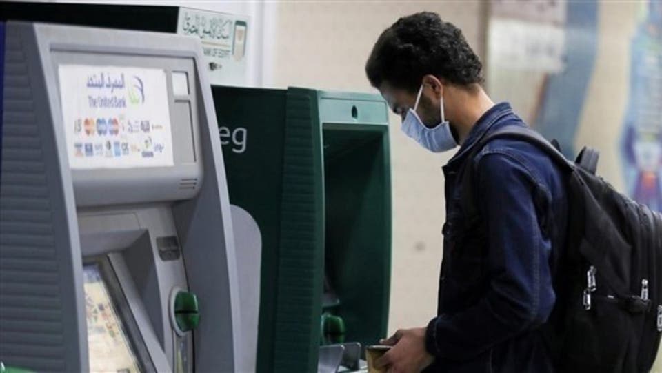 بنوك مصرية تحظر السحب النقدي في الخارج وسط أزمة العملات الأجنبية