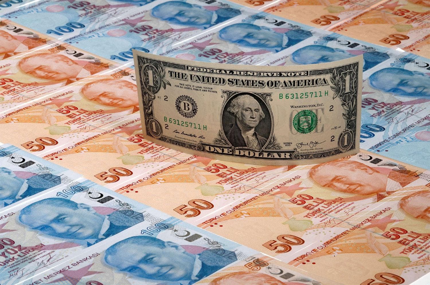 انخفاض حاد لليرة التركية مقابل الدولار "تعبيرية"