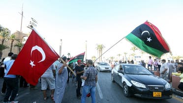 عناصر موالية لحكومة الوفاق تحمل العلم التركي في العاصمة الليبية طرابلس - فرانس برس